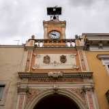 Chiamato Porta Gironda in quanto eretto sotto il dominio di questa casata nel 1554, sfoggia tra le raffinate decorazioni...